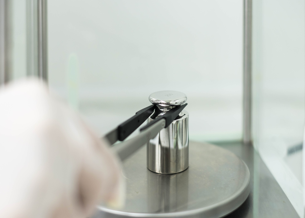 Stainless,Steel,Calibration,Weights,Handle,By,Rubber,Forceps,And,Placing