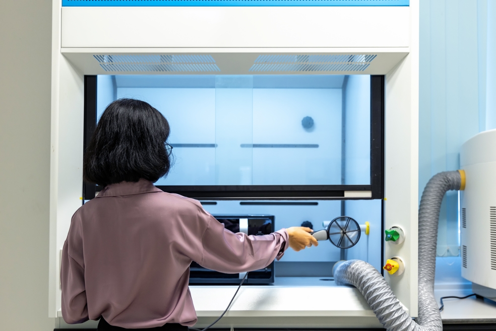 Technician,Woman,Used,Anemometer,Handheld,Digital,Wind,Speed,Meter,Gauge